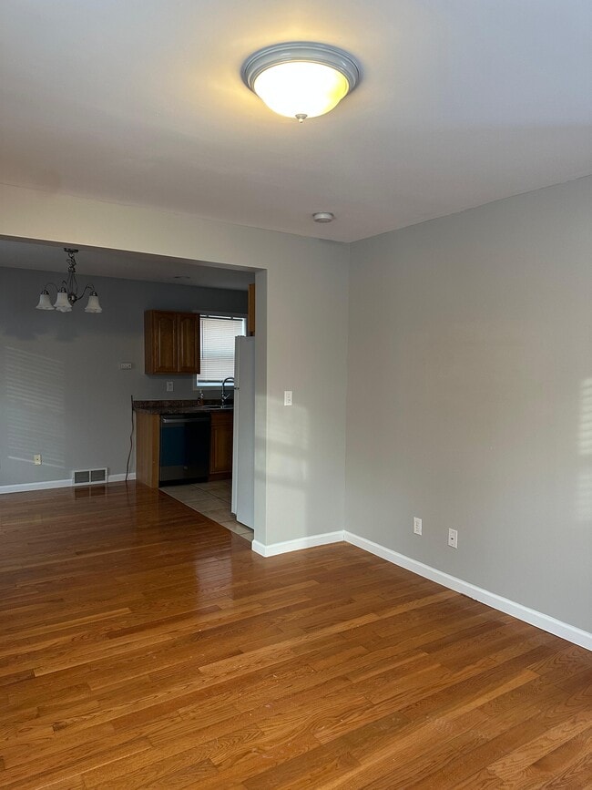 Building Photo - 319 Charles Ave