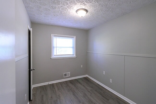 Building Photo - 3 bedroom 1 bath in Valley Station!