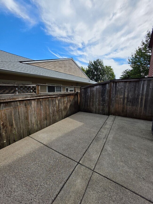Building Photo - 355 SW Pemberly Loop