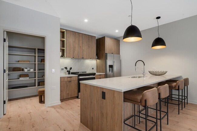 Building Photo - 1235 N Ashland Ave