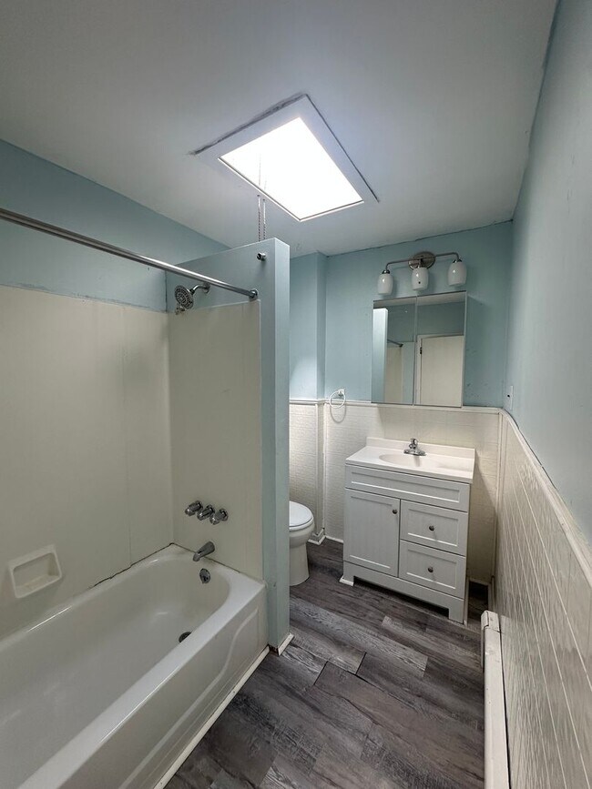 Building Photo - 3 bedroom, 1 Bath in Desirable Location