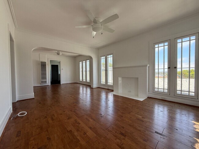 Building Photo - 208 4th Ave