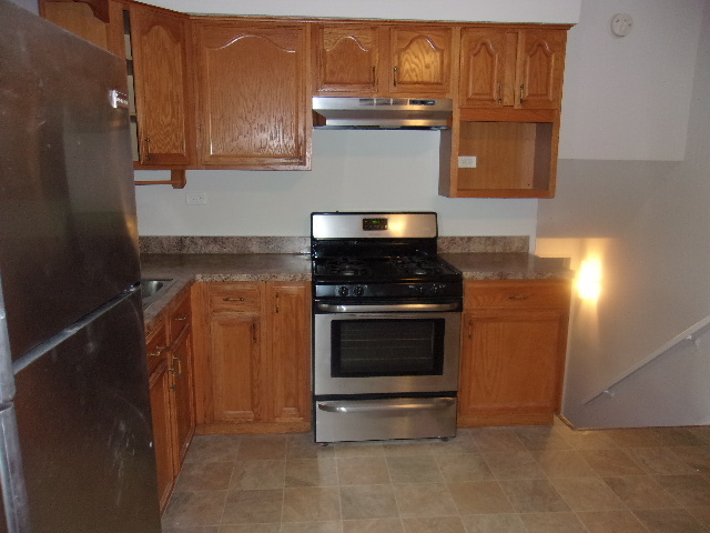 Building Photo - Great 3 bedroom 1.5 bath Tri-level