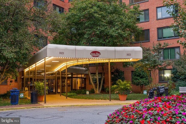 Primary Photo - 1021 Arlington Blvd