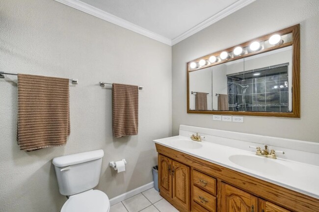 Building Photo - 3614 Pinoak Dr