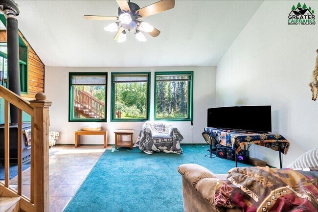 Building Photo - Century 21 Gold Rush - 2 bed, 1 bath (Fair...