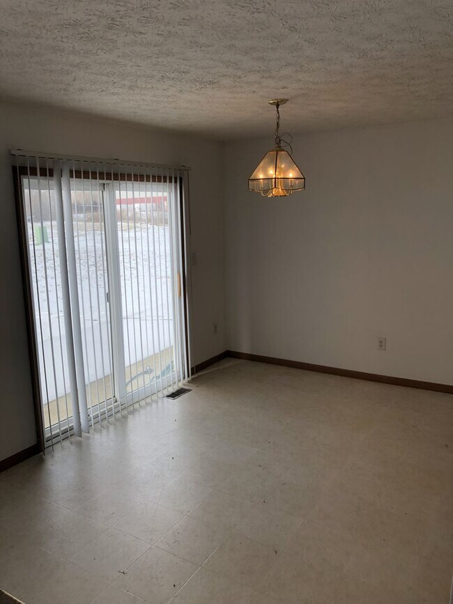 Building Photo - 2400 Hopkins Dr