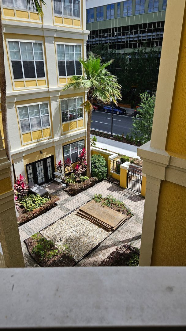 Building Photo - Downtown 2/2 Condo with garden view.