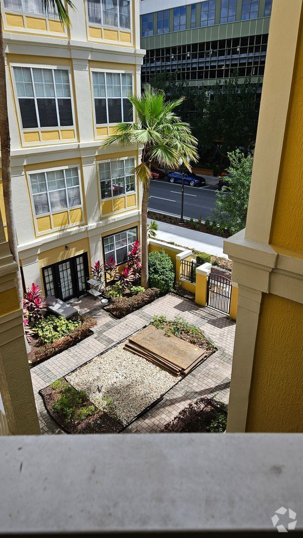 Building Photo - $600 Deposit* Updated Downtown 2/2 Condo w...