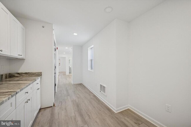 Building Photo - 4926 W Thompson St