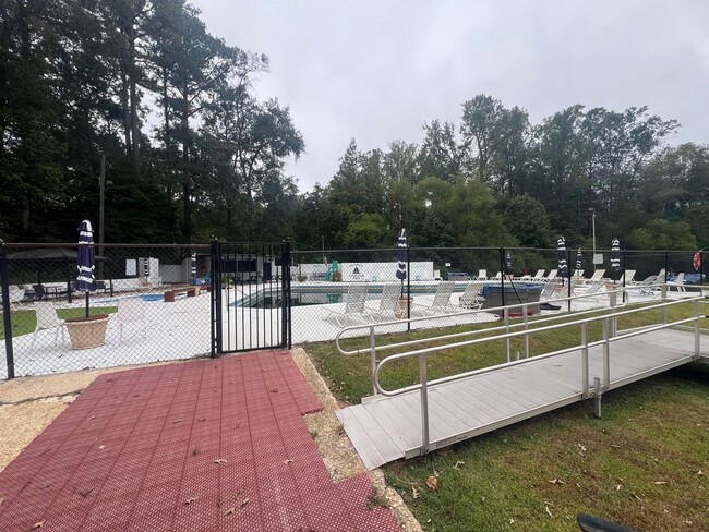 Building Photo - 3 bedroom 2 bathroom single level home in ...