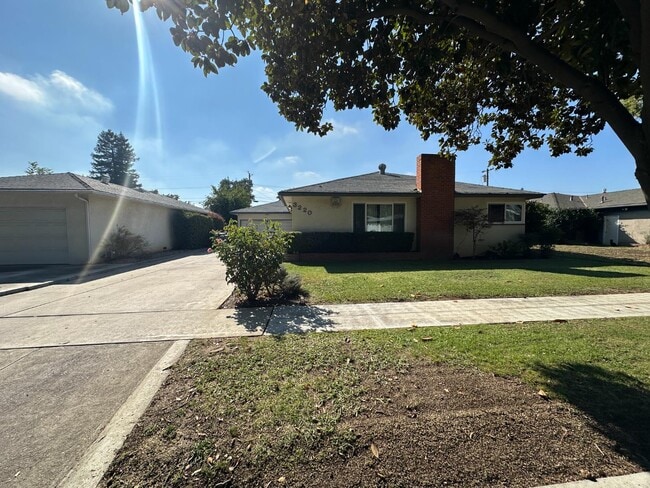 Primary Photo - 3220 E Holland Ave