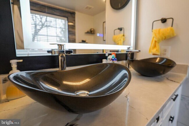 Building Photo - 5636 Gwynndale Ave