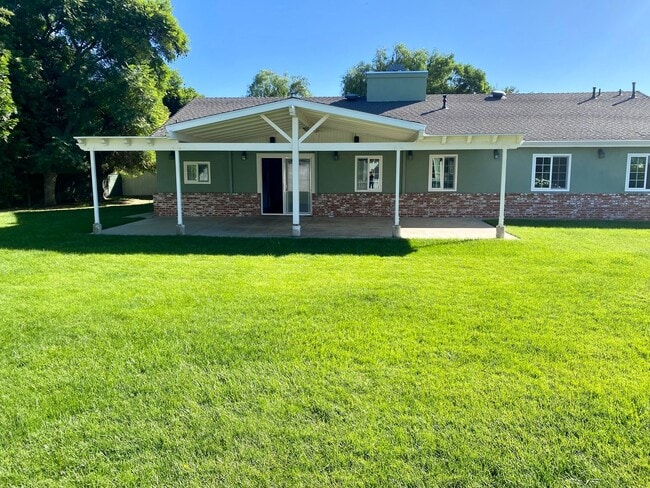 Building Photo - Charming, remodeled, country style home in private Simi Valley location.