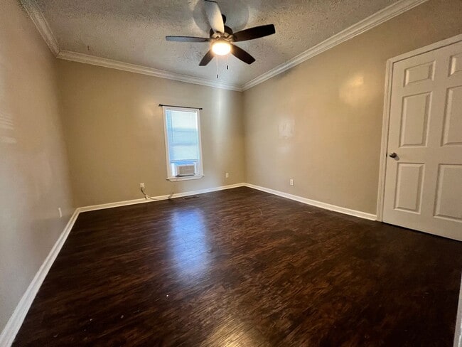 Building Photo - Adorable 2 Bedroom in the Heart of Rossville