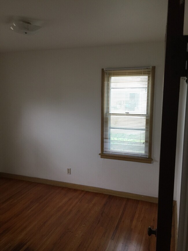 Building Photo - 1238 E 31st St S