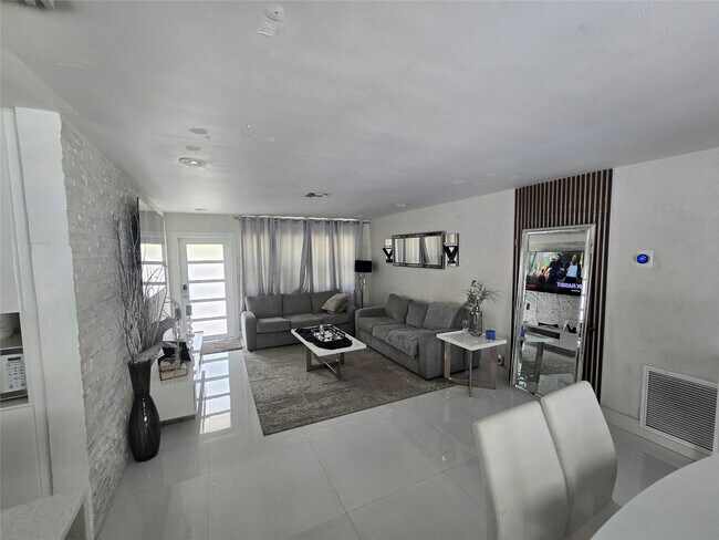 Building Photo - 2340 NE 8th Ave