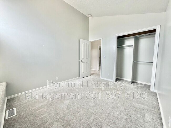 Building Photo - 979 Blue Heron Cir