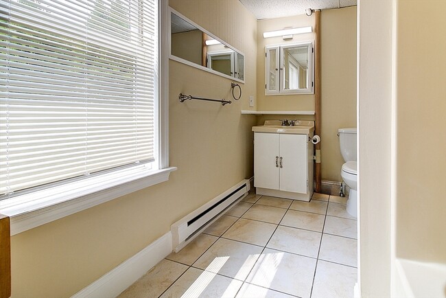 Building Photo - 39 Ruggles St