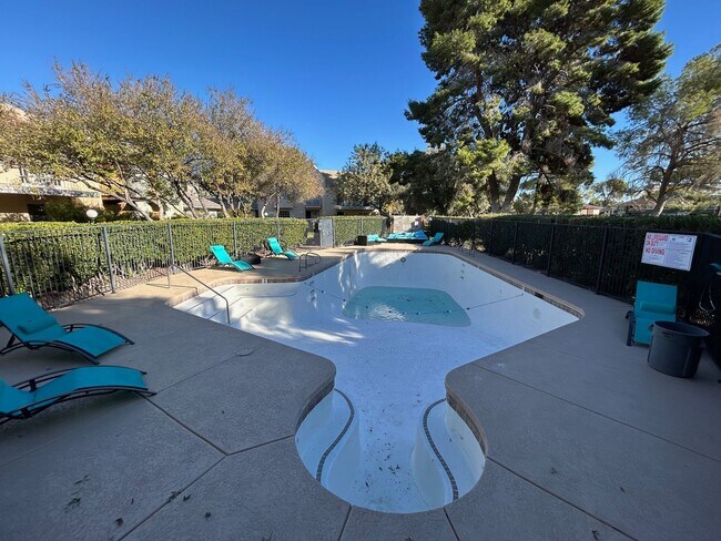 Building Photo - SPACIOUS 2 BEDROOM TOWNHOME IN LAS VEGAS COUNTRY CLUB
