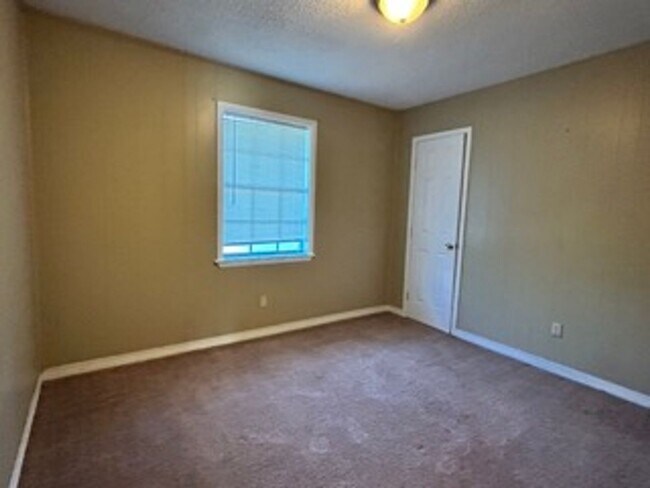 Building Photo - Country living