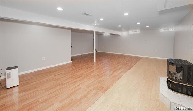 Building Photo - 41415 Harvard Dr