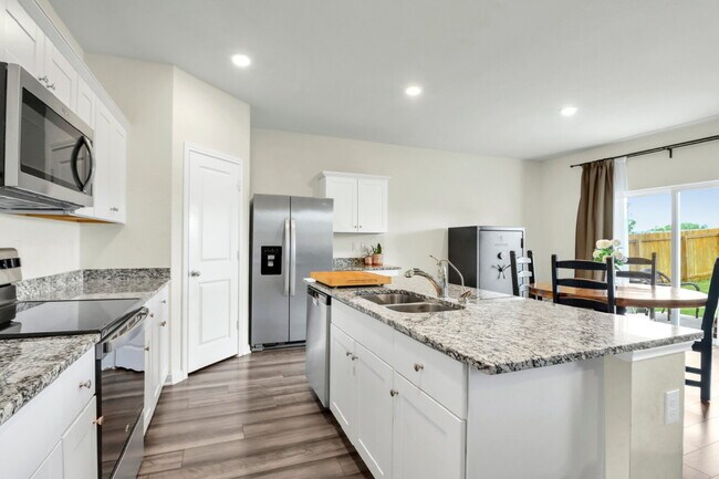 Building Photo - "Spacious 4-Bedroom Retreat with Granite Elegance in San Antonio!"