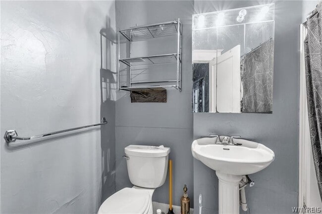 Building Photo - 946 Main St