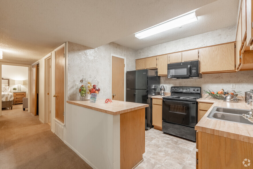 3BR, 2BA - 1200SF - Edgewater Apartments