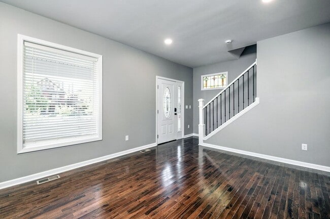 Building Photo - Single Family House! JUST RENOVATED! Centr...