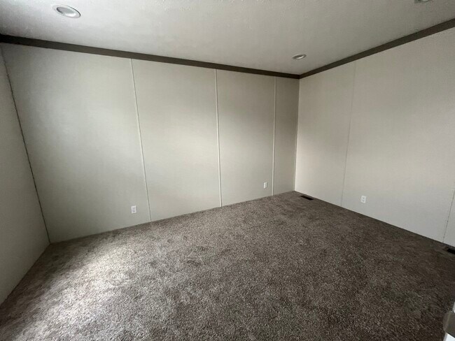 Building Photo - 1112 Colonial Trail W