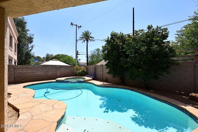 Building Photo - 6006 N 5th Pl