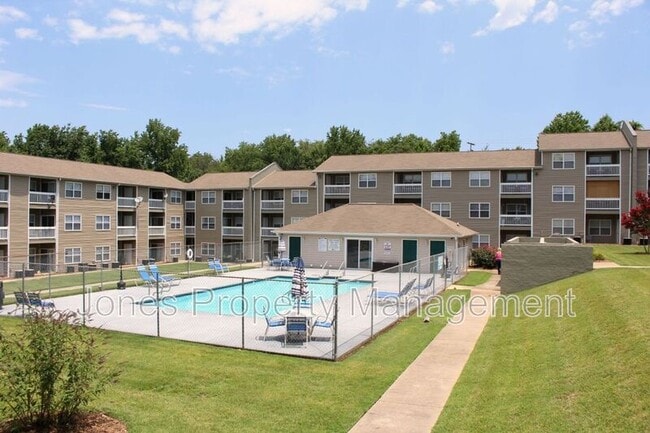 Primary Photo - 303 Country Club Dr NE