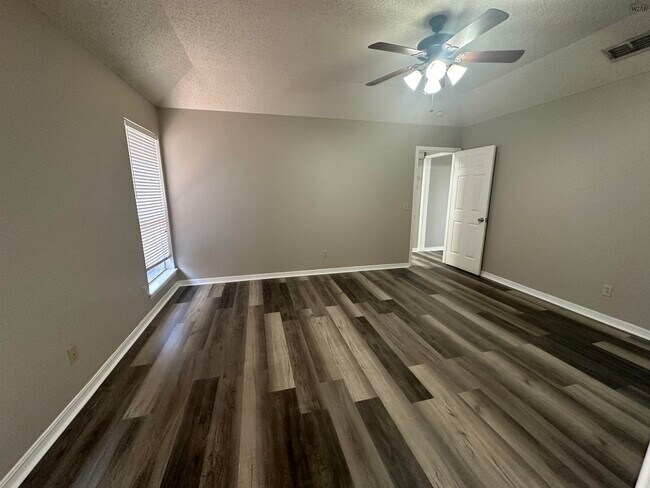 Building Photo - 15 Bazely Cir