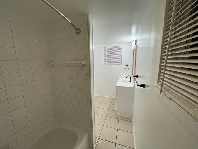 bath - 1380 Tioga Ave