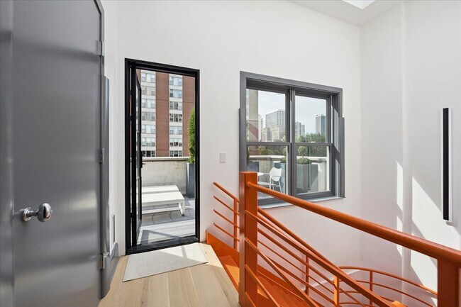 Building Photo - 1318 N Astor St