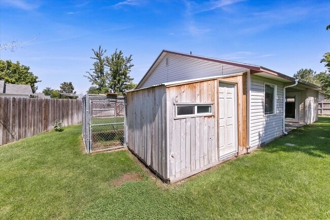 Building Photo - Stylish 3-Bed Home with Spacious Backyard ...