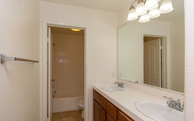 Building Photo - Condo in San Elijo!