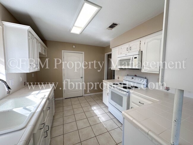 Building Photo - 803 Lakeway Dr