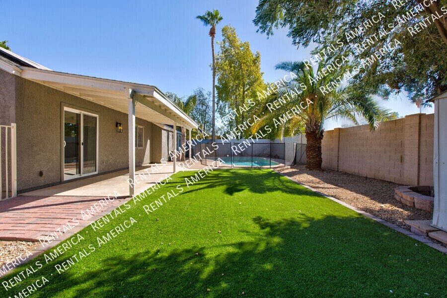 Building Photo - 819 W Ross Ave