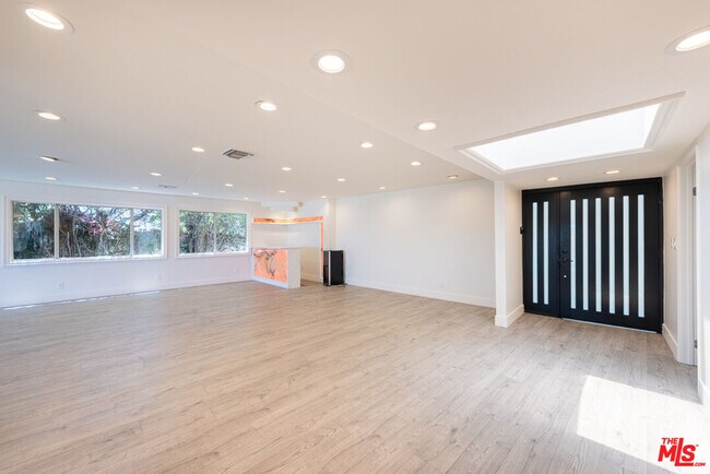 Building Photo - 3650 Sapphire Dr