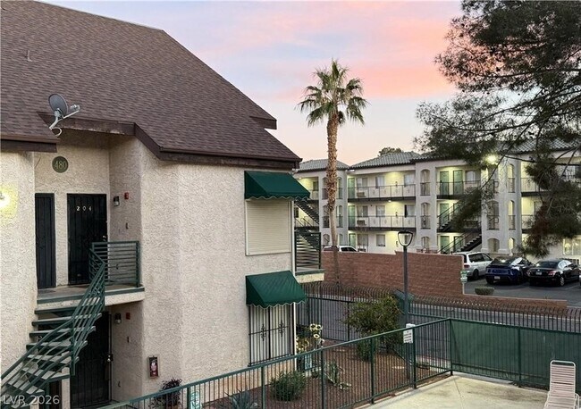 Building Photo - 460 Elm Dr