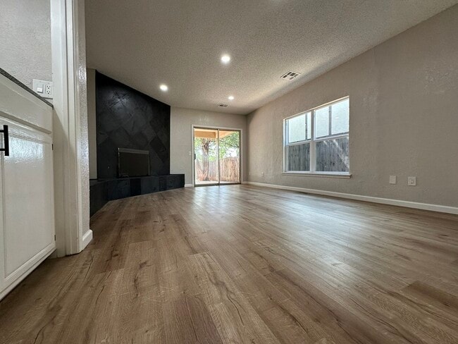 Building Photo - 8915 N Rockwell Dr