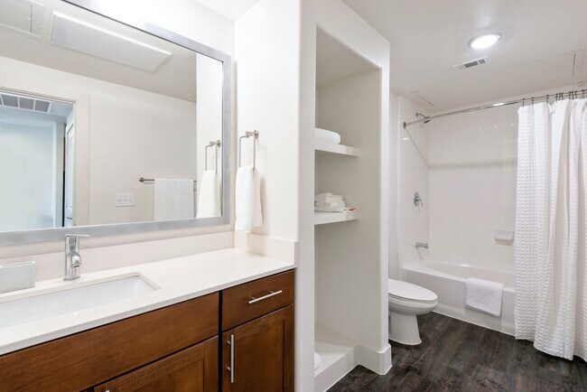 Building Photo - 815 N 52nd St