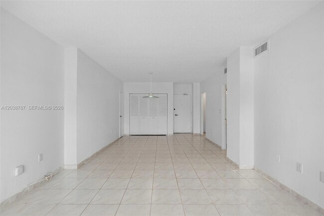 Building Photo - 300 Bayview Dr