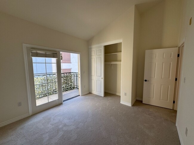 Building Photo - Top floor Playa Vista Condo 2+2
