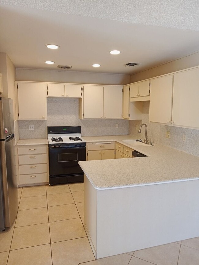 Building Photo - Welcome to this cozy 3-bedroom, 2-bathroom...