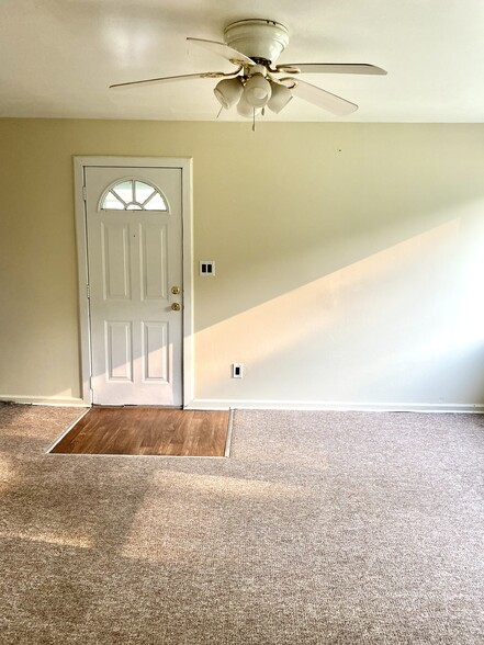 Family/ leaving - 32616 Montcalm St