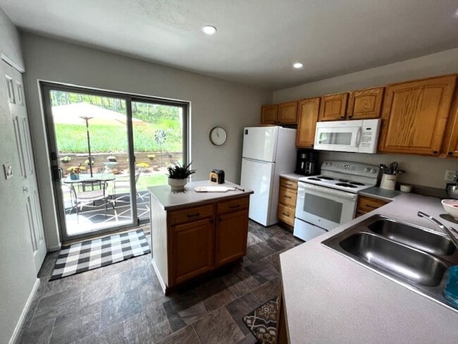 Building Photo - 213 Kestrel Ln