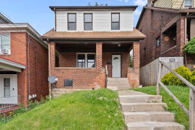 Building Photo - 3 bed 1 bathroom - central air, outdoor sp...